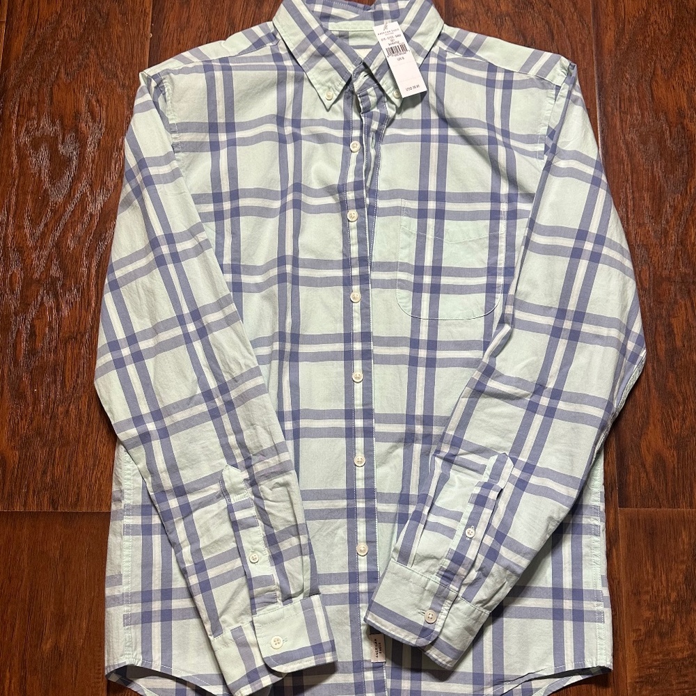 NEW American Eagle Mens Button Down. Size Mens SMALL